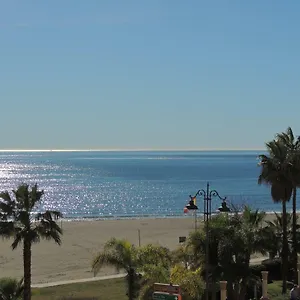 moderno-atico-de-playa-frente-al-mar-puerto-marina.hotelsinnerja.org/